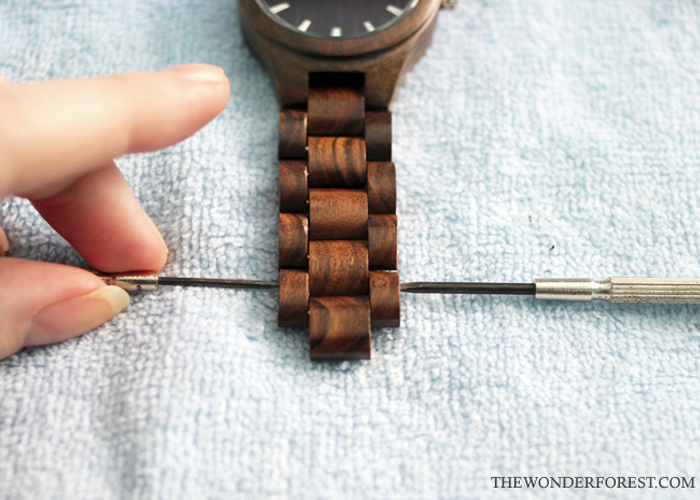 How To Adjust A Metal Bracelet Watch | WatchObsession UK