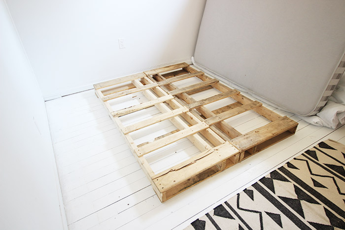 Diy Easy Wood Pallet Bed Frame, How To Make A Diy Pallet Bed Frame