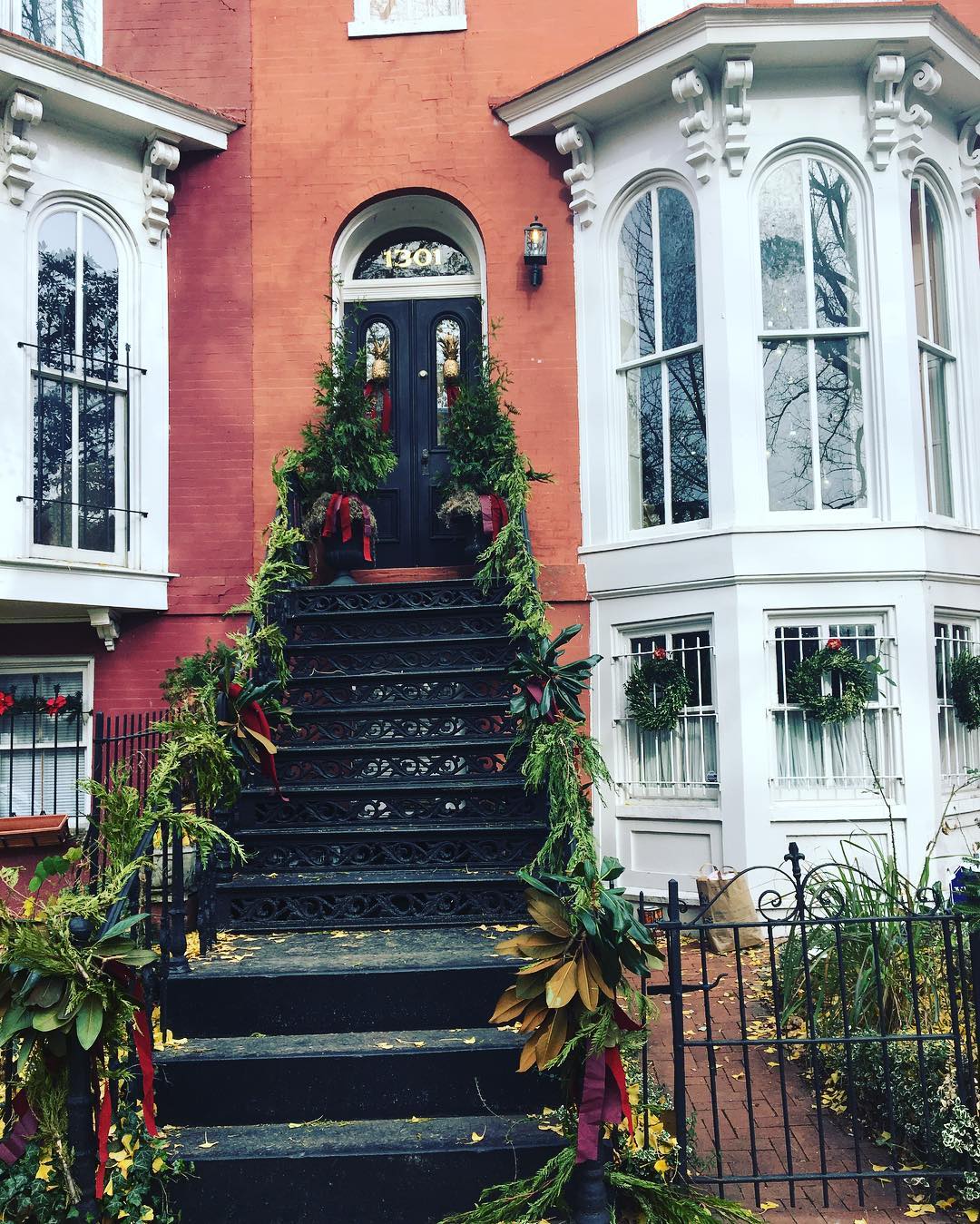 10 Inviting and Festive Front Doors for the Holiday Season