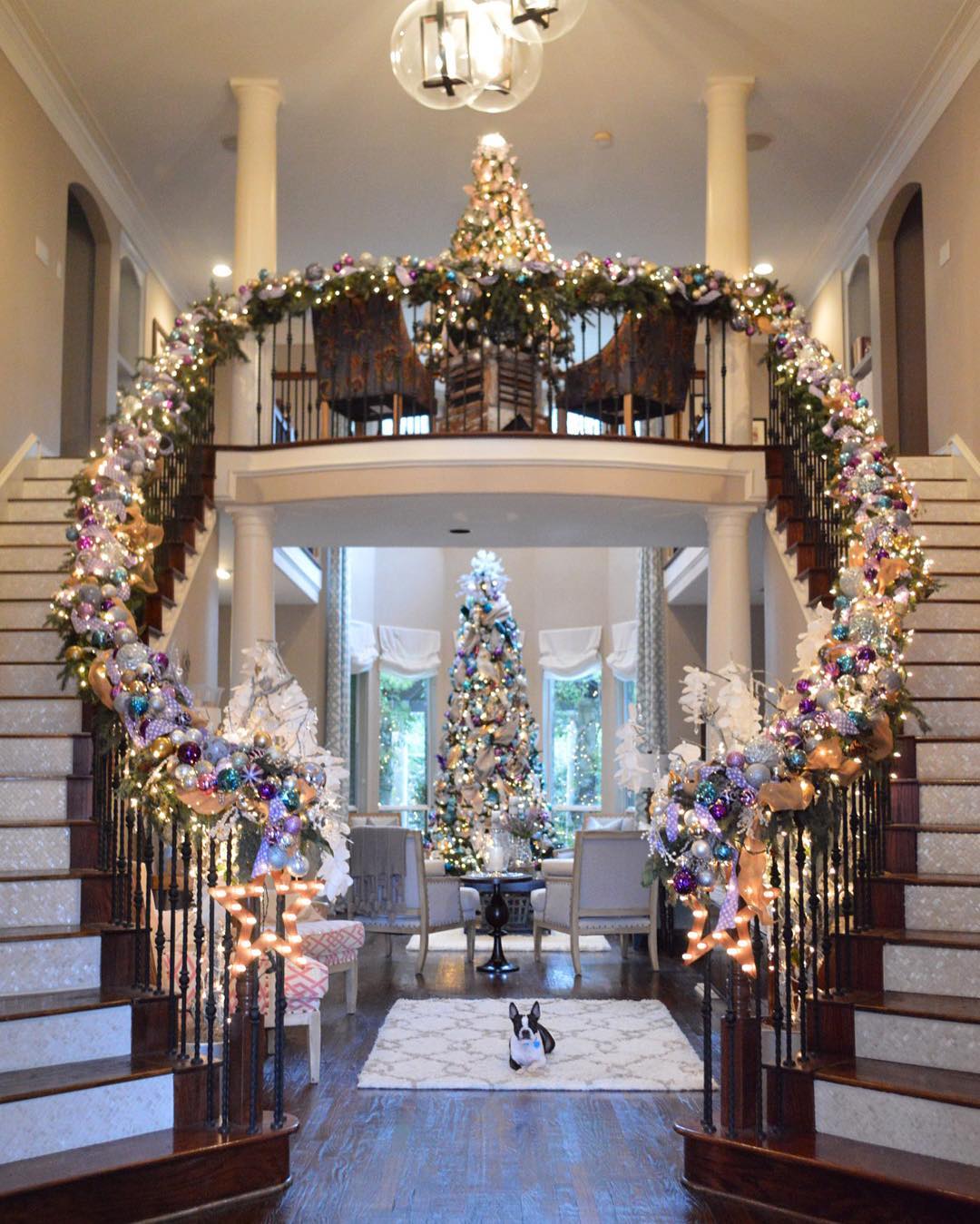 10 Inviting and Festive Front Doors for the Holiday Season