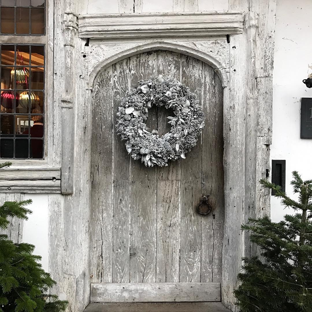 10 Inviting and Festive Front Doors for the Holiday Season