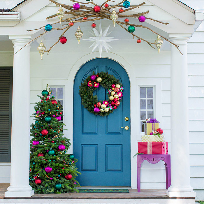 10 Inviting and Festive Front Doors for the Holiday Season