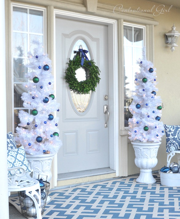 10 Inviting and Festive Front Doors for the Holiday Season