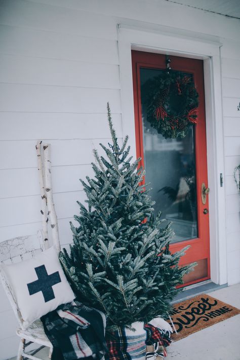 10 Inviting and Festive Front Doors for the Holiday Season