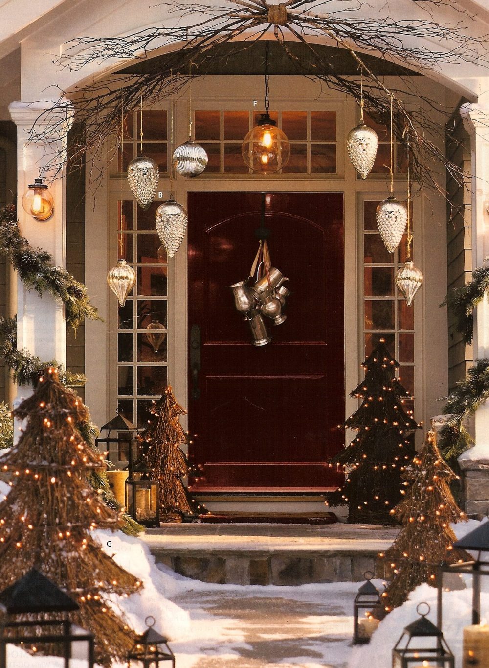 10 Inviting and Festive Front Doors for the Holiday Season