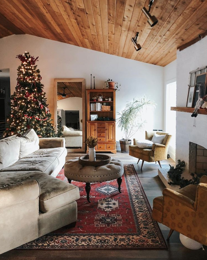 10 Charming Living Rooms to Inspire Your Holiday Decor