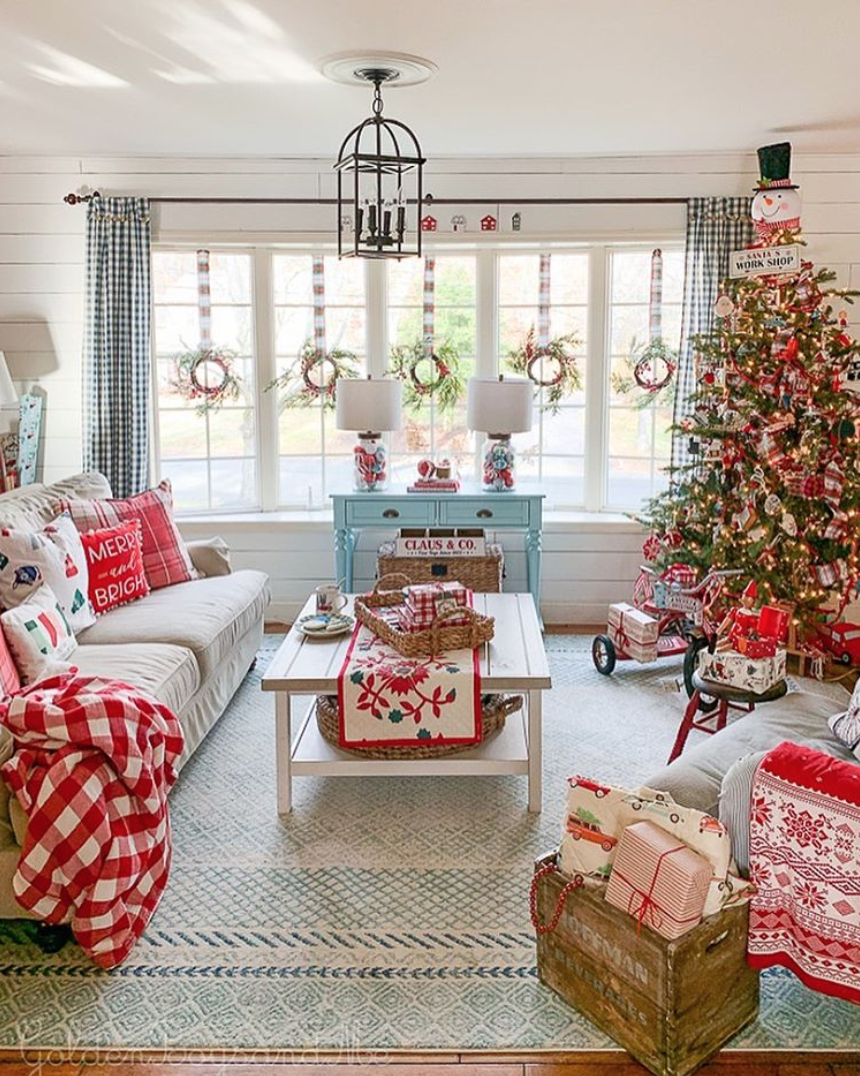 10 Charming Living Rooms to Inspire Your Holiday Decor