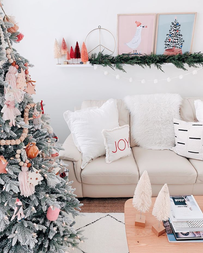 10 Charming Living Rooms to Inspire Your Holiday Decor