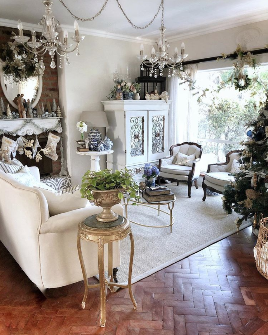 10 Charming Living Rooms to Inspire Your Holiday Decor