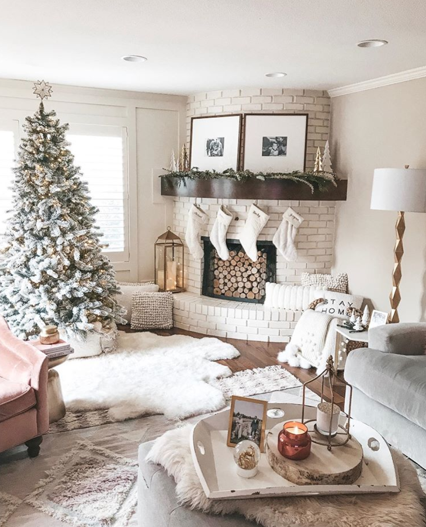 10 Charming Living Rooms to Inspire Your Holiday Decor