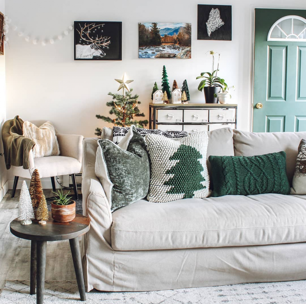 10 Charming Living Rooms to Inspire Your Holiday Decor