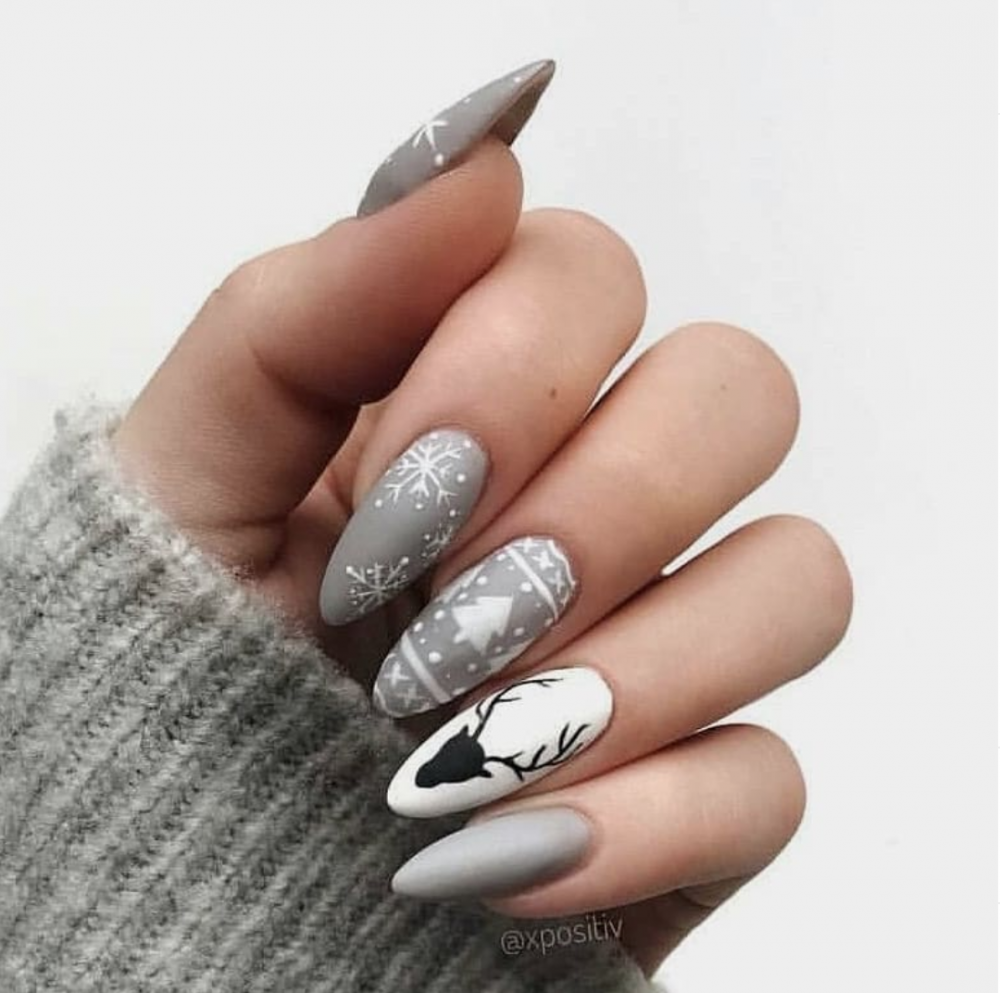 8 Delightful Holiday Nail Designs