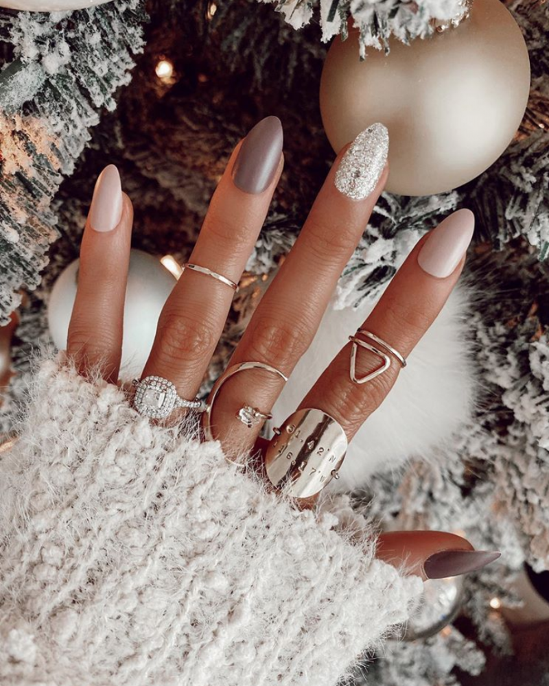 8 Delightful Holiday Nail Designs