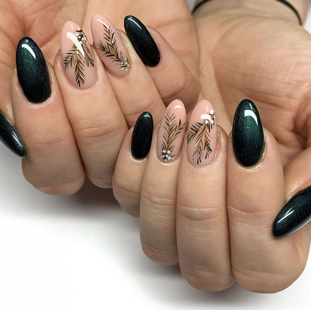 8 Delightful Holiday Nail Designs