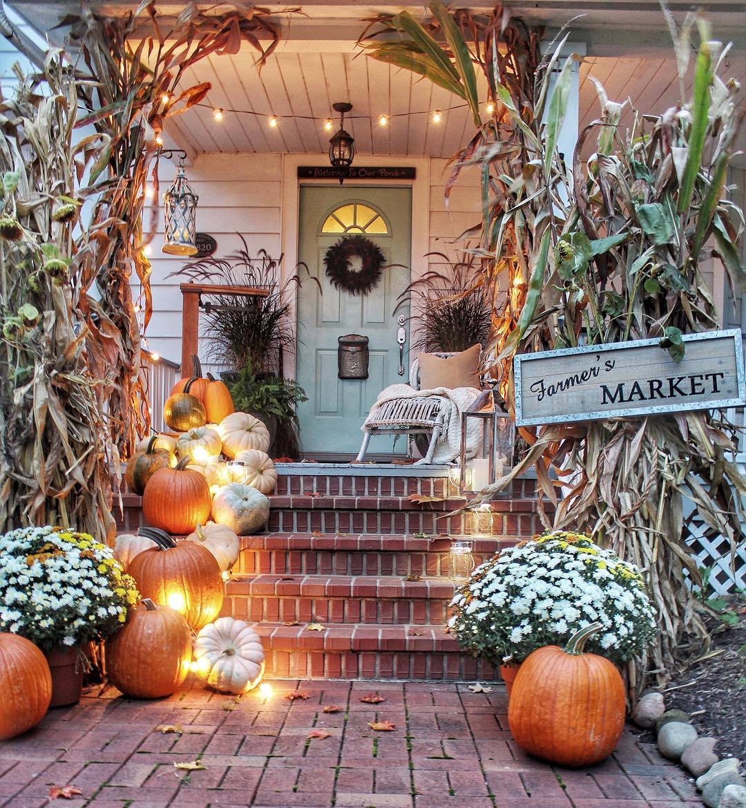 31 Creative And Festive Ways To Decorate Your Front Door For Fall thumbnail