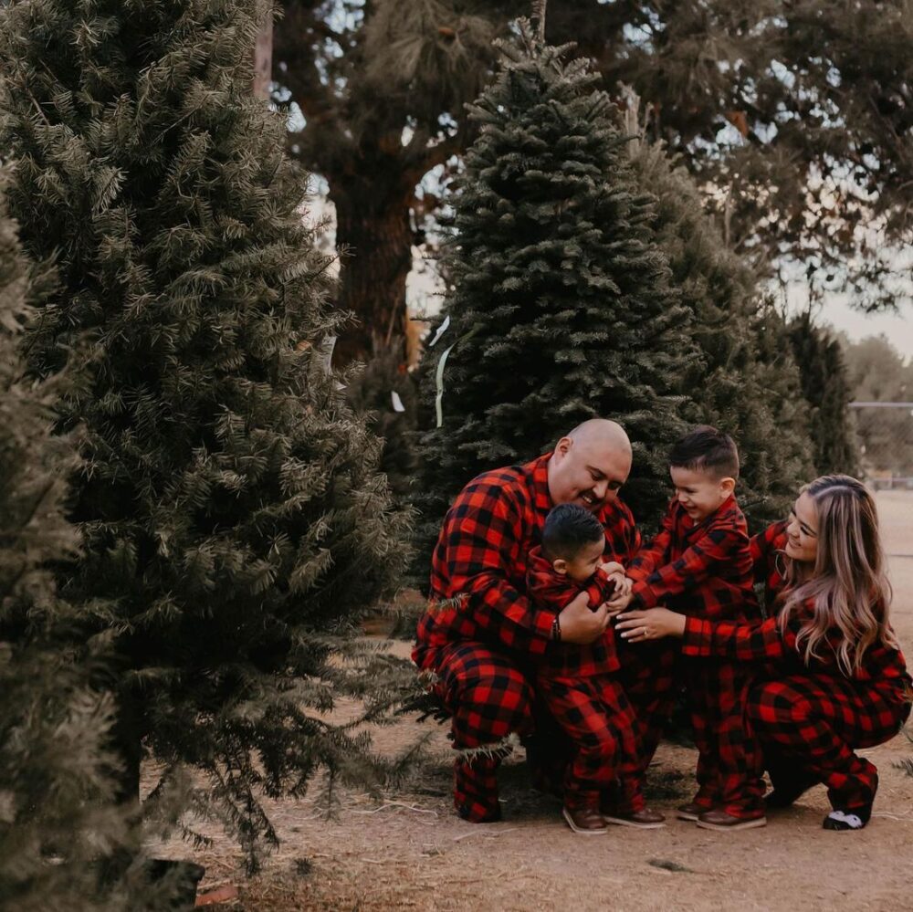 How to Shoot Professional-Looking Family Christmas Photos at Home