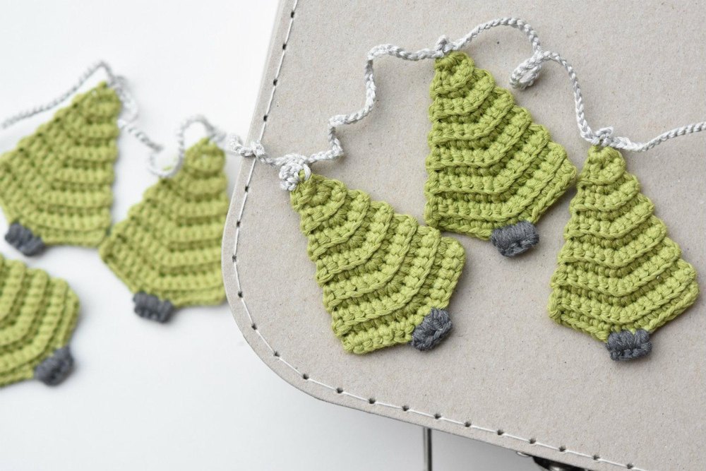 10 Adorable Knit and Crochet DIY Christmas Decorations