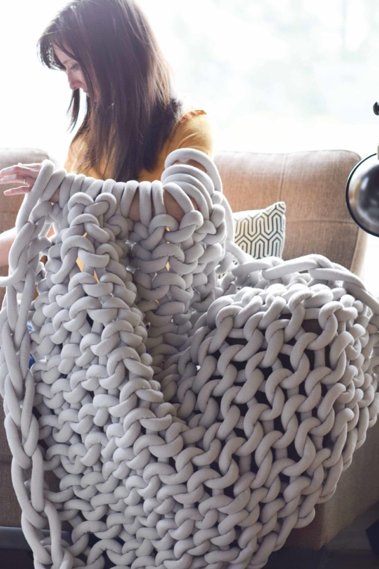 Easy DIY Knit Blanket - No Sewing Required!  Arm knitting blanket diy, Hand  knitting diy, Diy knit blanket