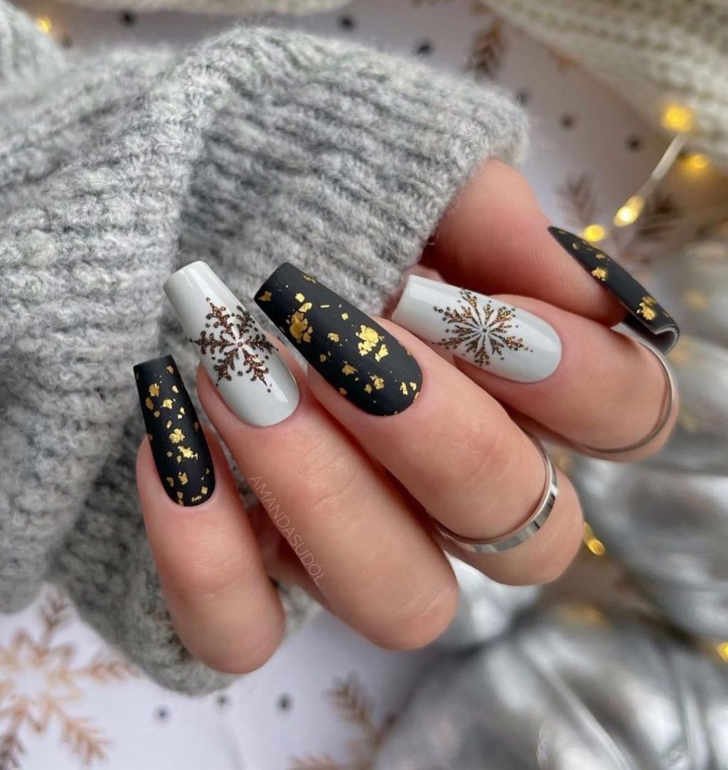 Amazon.com: Medium Press on Nails Black Christmas Fake Nails Square Acrylic  Nails with White Snowflake Glitter Designs French Artificial Nails Winter  Holiday Nails Glue on Nails for Women and Girls 24Pcs Manicure :