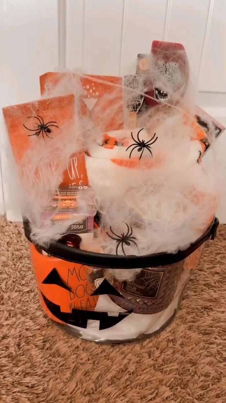 15 Spooky Gift Baskets for Halloween