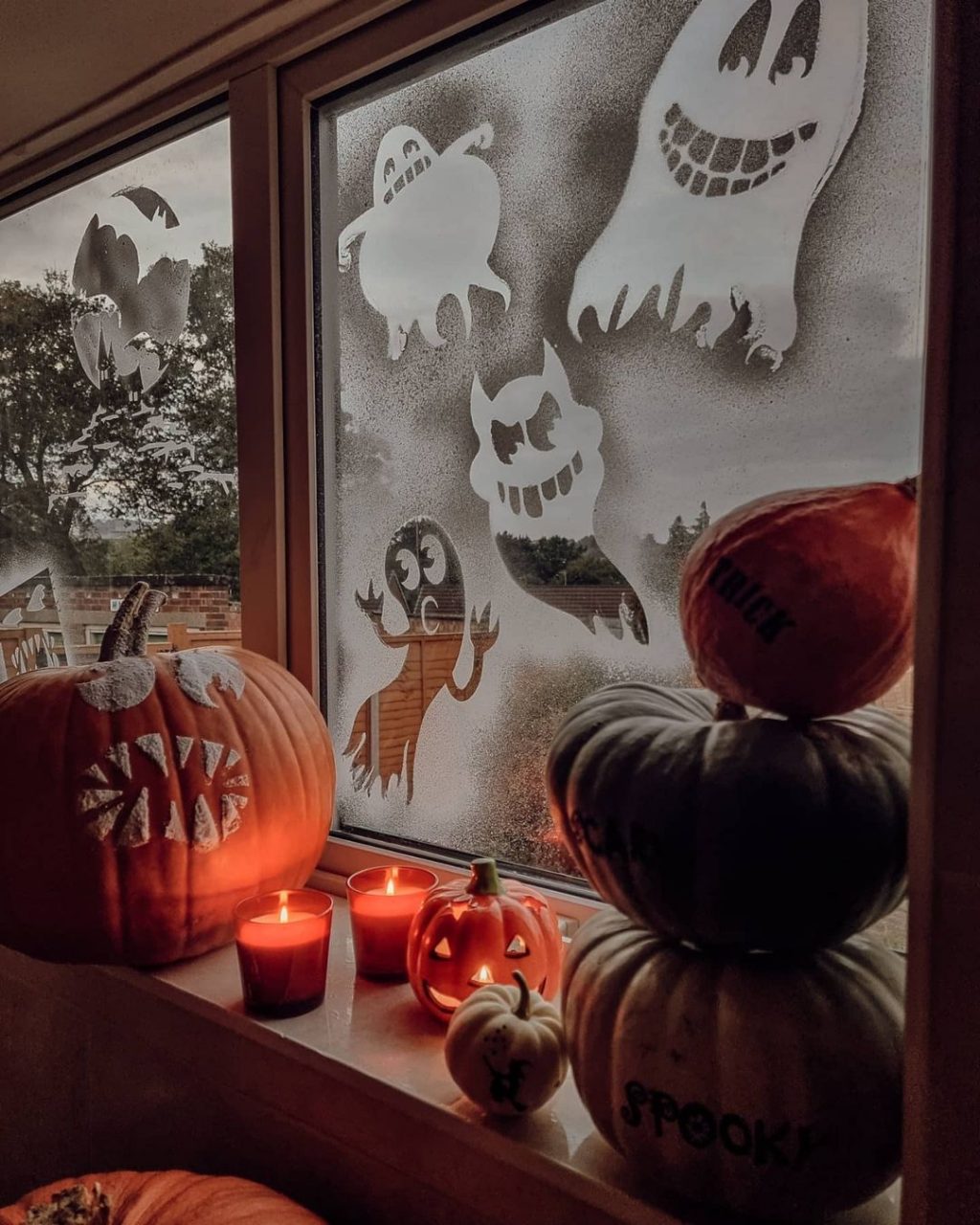 15 Halloween Window Decorations That You Can Make