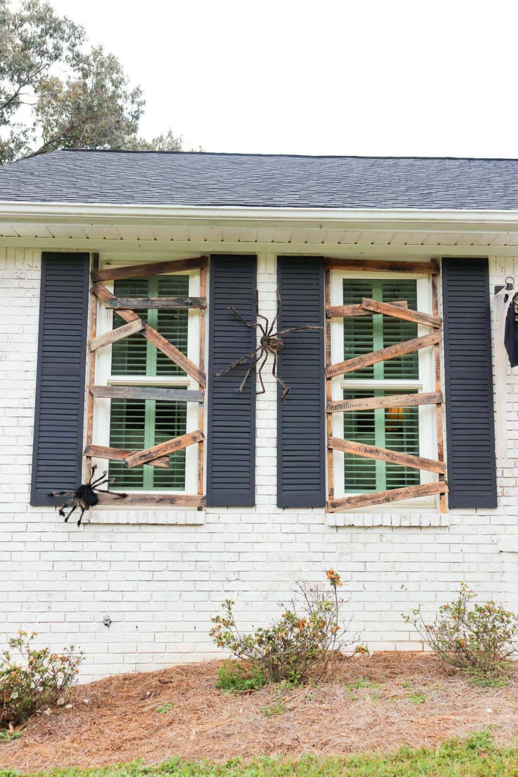 15 Halloween Window Decorations That You Can Make