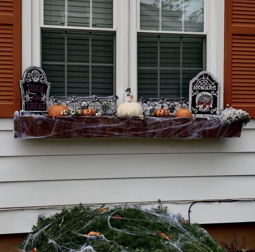 15 Halloween Window Decorations That You Can Make