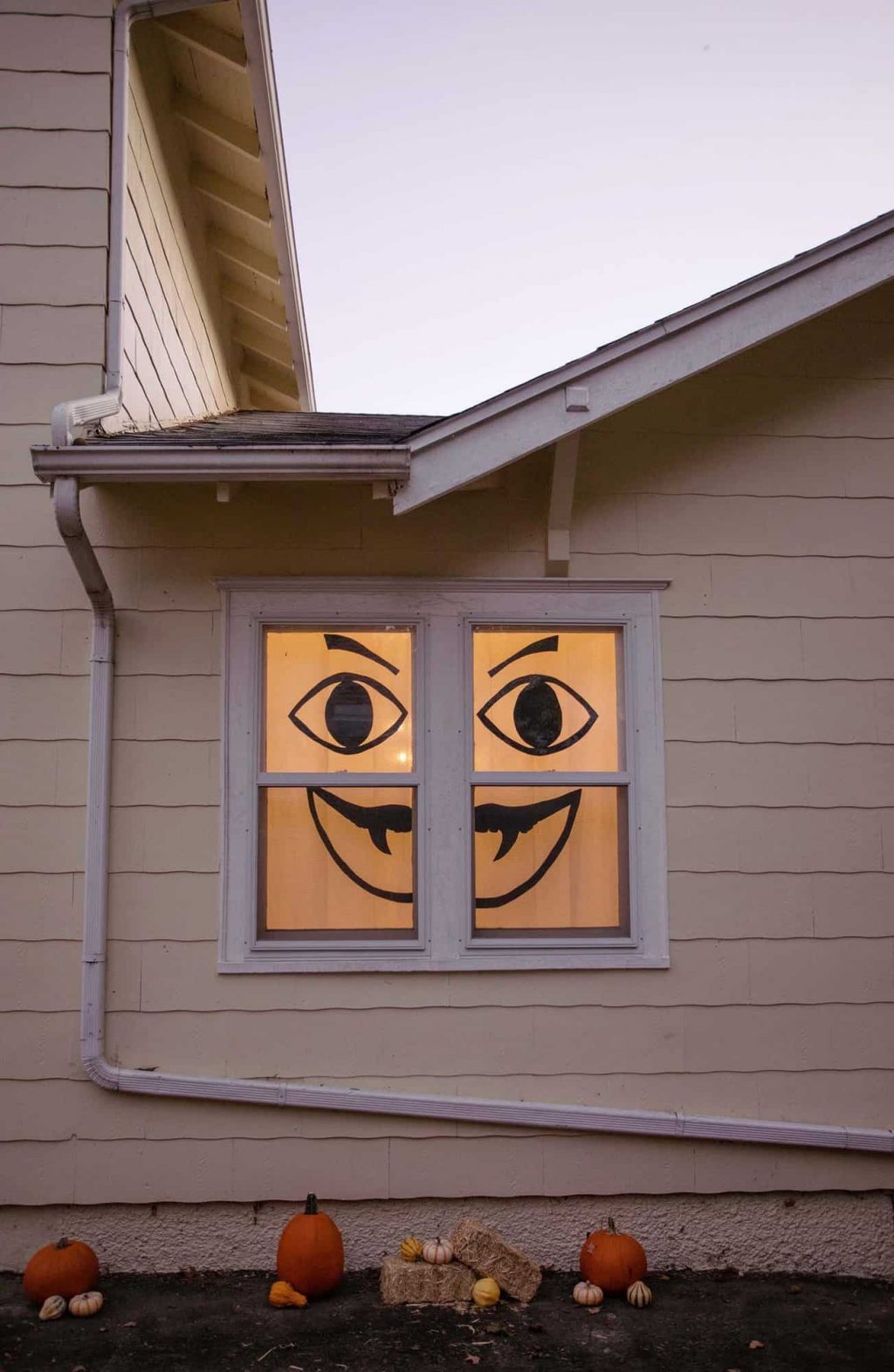 15 Halloween Window Decorations That You Can Make