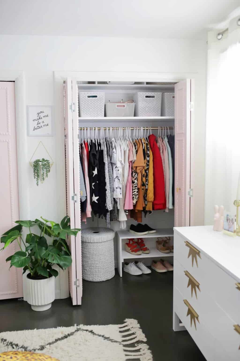 10 Easy Steps to Organize Your Closet Like a Pro [In One Afternoon]