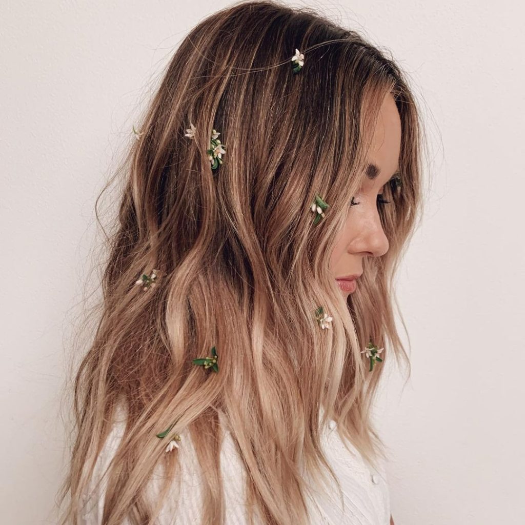 Wavy hairstyle with little flowers